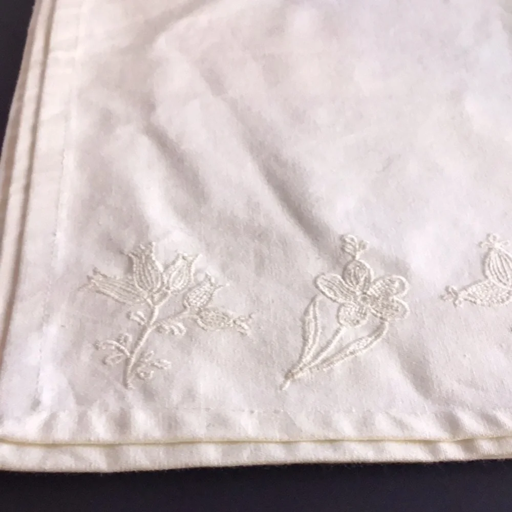 NWT IKEA Alvin Blomma 2 White Floral Placemat
